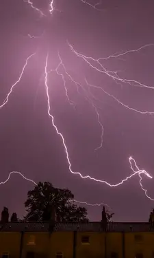 Lightning caused by static electricity