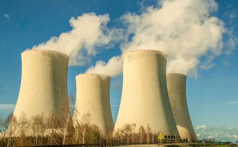 توليد الكهرباء من الطاقة النووية – مميزات وتحديات